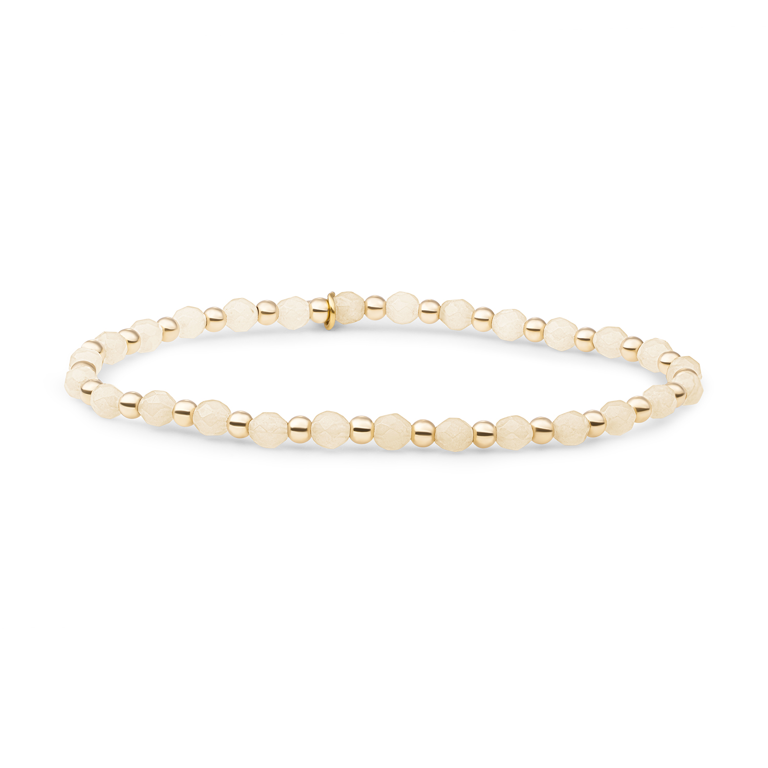 De Interstellar Armband Buttery Jade heeft iets rustgevends. De zachte beige tinten van Buttery Jade geven een warme, romige glans die subtiel het licht vangt. Elke steen is uniek in zijn natuurlijke textuur, waardoor jouw armband net even anders is dan die van een ander. Het 925 Sterling Zilver met goudkleurige afwerking zorgt voor een warme basis die mooi contrasteert met de zachte kleurtonen van de jade. De Interstellar lijn kenmerkt zich door strakke lijnen en doordachte vormgeving, ontworpen om mee te bewegen met je pols. Buttery Jade past bij vrouwen die weten wat ze mooi vinden zonder dat het overdreven hoeft te zijn. Dit is een sieraad dat je elke dag kunt dragen, bij een linnen blouse of een gebreide trui. &bull; 925 Sterling Zilver met Gold Plated afwerking &bull; Natuurlijke Buttery Jade met zachte beige glans &bull; Lengte: 18 cm &bull; Solo te dragen of te combineren &bull; Tijdloos ontwerp voor dagelijks gebruik Of je hem nu draagt bij een zomerse brunch of een winterse wandeling, de Interstellar Armband Buttery Jade voegt dat persoonlijke detail toe waar je naar zoekt.