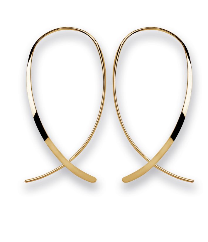 Deze prachtige vergulde oorhaken van Bastian zijn perfect voor een chique en elegante look. De oorhaken zijn voorzien van een uniek ontwerp met gedetailleerde accenten en een luxueuze uitstraling. Draag ze bijvoorbeeld met een elegante avondjurk voor een glamoureuze uitstraling, of met een casual outfit voor een vleugje luxe. Deze oorhaken zijn een tijdloze toevoeging aan je sieradencollectie!