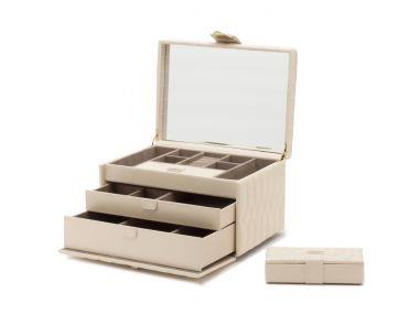 De Caroline Medium Jewelry Case, een tijdloze klassieker met elegante zachte lijnen van de jaren ’50, soepel diamant gewatteerd leer geaccentueerd met gouden hardware. Deze verfijnde etui is het perfecte huis voor uw kostbare sieraden en erfstukken. De case is verkrijgbaar in vier verschillende kleuren en verschillende groottes.

Maat: 28.2cm L X 22cm W X 18cm H.