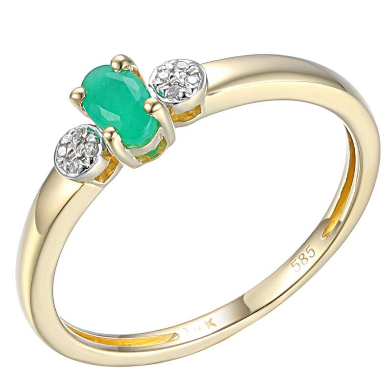 een 14 krt geelgouden kleursteenring met 8diamant briljant geslepen stenen totaal 0.02 Crt en een smaragd steen 0.25 crt.