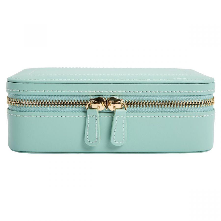 De Sophia Travel Zip Case 392230 is voorzien van een ritssluiting en meerdere binnen vakken om jouw reisbenodigdheden georganiseerd te houden. Het compacte formaat maakt het ideaal voor op reis of onderweg. Het duurzame materiaal zorgt ervoor dat je accessoires veilig worden opgeborgen.