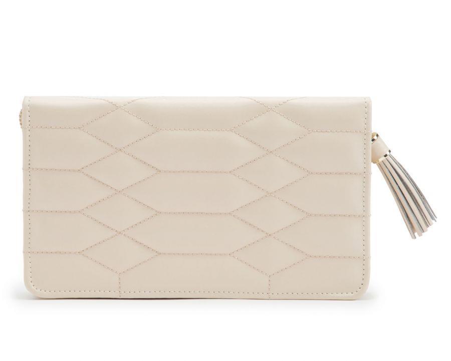De beste manier om de Caroline Large Jewelry Portfolio te dragen is door deze mee te nemen in uw tas of koffer wanneer u op reis gaat. Zo kunt u uw favoriete sieraden veilig en georganiseerd opbergen tijdens uw trip. Daarnaast is de portefeuille ook handig om thuis te gebruiken, zodat u altijd snel kunt zien welke sieraden u tot uw beschikking heeft.