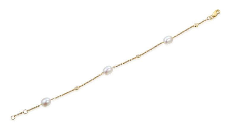 een 14 krt geelgouden armband met 3 ovale parels en 3 diamantjes.