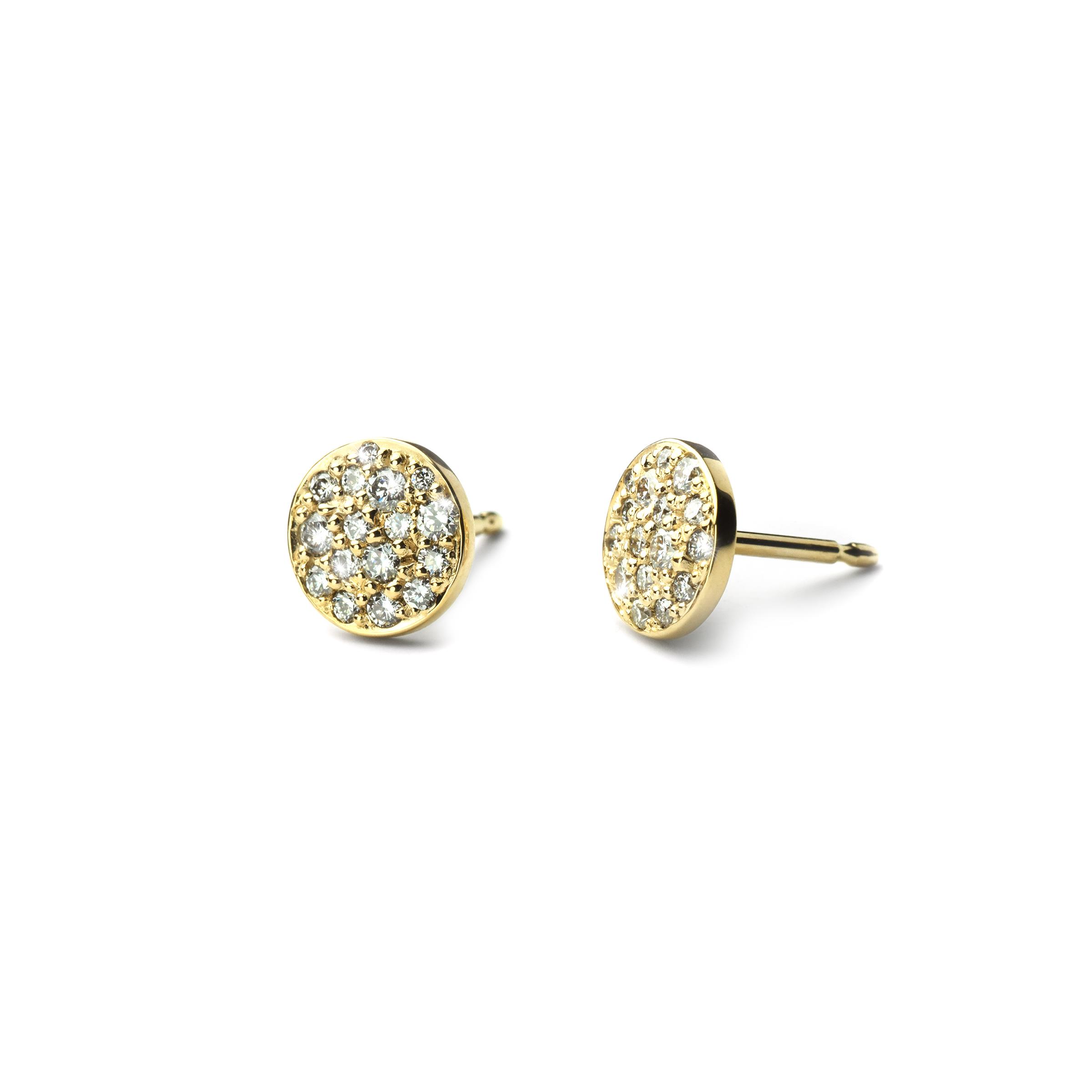 Een paar 18 krt geelgouden oorstekers van Charlotte model glanzpunkte met 32 diamantjes briljant geslepen totaal 0.38 crt. TW SI.