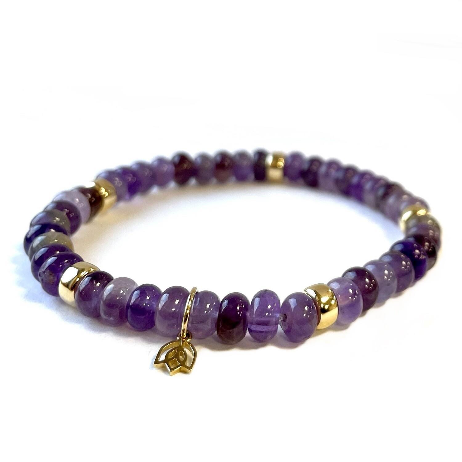 Y&G Edelsteen armband met ametist
Edelstenen armband (6x4mm kralen) en Vijf 14 krt gouden beads & tulp logo.