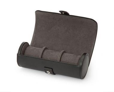 De Blake Watch Roll with Capsule 305002 is een luxe accessoire gemaakt van hoogwaardig leer met een verfijnde uitstraling. De rol biedt plaats aan meerdere horloges en is voorzien van een handige capsule voor extra opslagruimte voor sieraden of andere kleine accessoires. De rol is perfect voor op reis of om uw horloges veilig op te bergen wanneer ze niet gedragen worden.