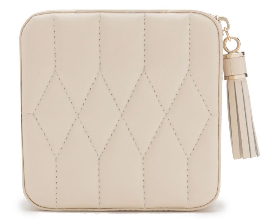 De Caroline Zip Travel Case 329953 is een handige accessoire voor onderweg. Met diverse vakken en elastische banden is deze reistas perfect voor het opbergen van al je essenti&euml;le accessoires, zoals sieraden, make-up en verzorgingsproducten. De stevige ritssluiting zorgt ervoor dat al je spullen veilig opgeborgen blijven tijdens het reizen. De compacte afmetingen van de tas maken het gemakkelijk om mee te nemen in je handbagage of handtas.