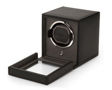 De beste manier om deze watch winder te dragen is om uw horloge erin te plaatsen en de gewenste instellingen van rotatiesnelheid en -richting te kiezen. Zo kunt u ervoor zorgen dat uw horloge altijd klaar is om te dragen en correct op tijd blijft. Met de Cub Single Watch Winder met Cover 461103 heeft u een handige en stijlvolle accessoire voor uw horlogecollectie.