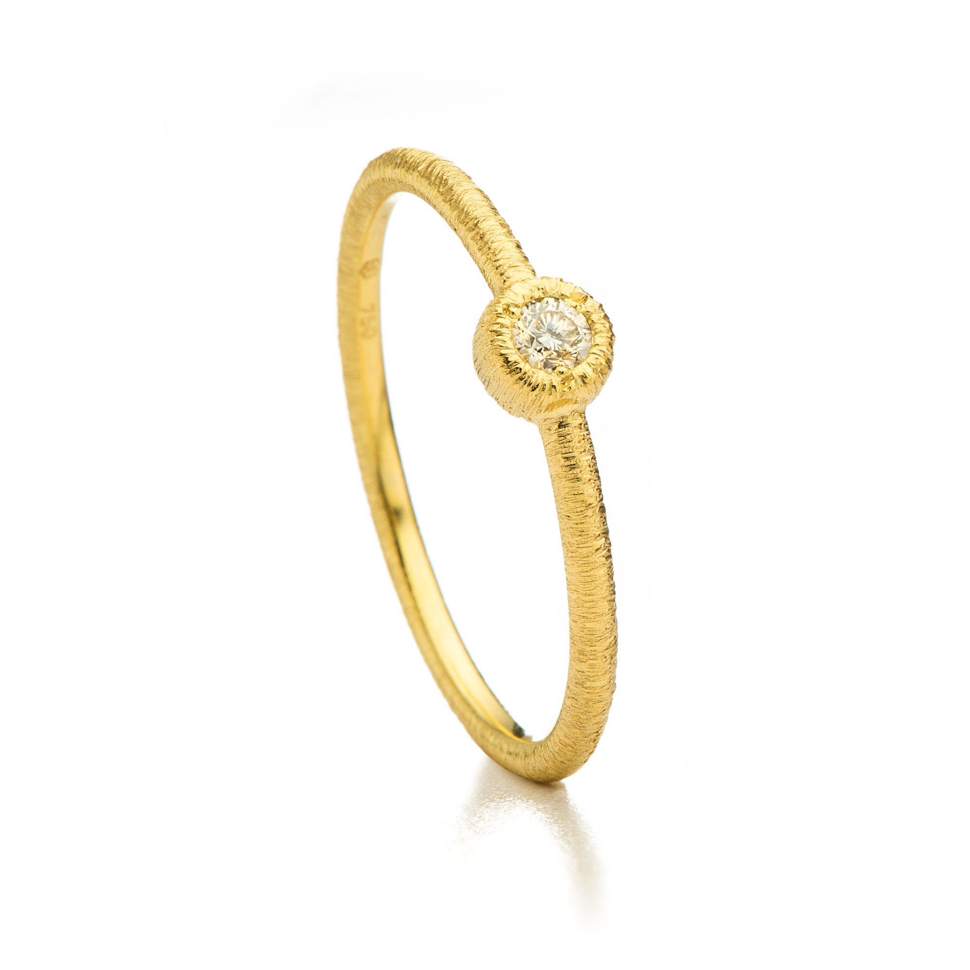 een 18 krt geelgouden ring van Brigitte Adolph model Iris met een diamantje briljant geslepen 0.05 crt.