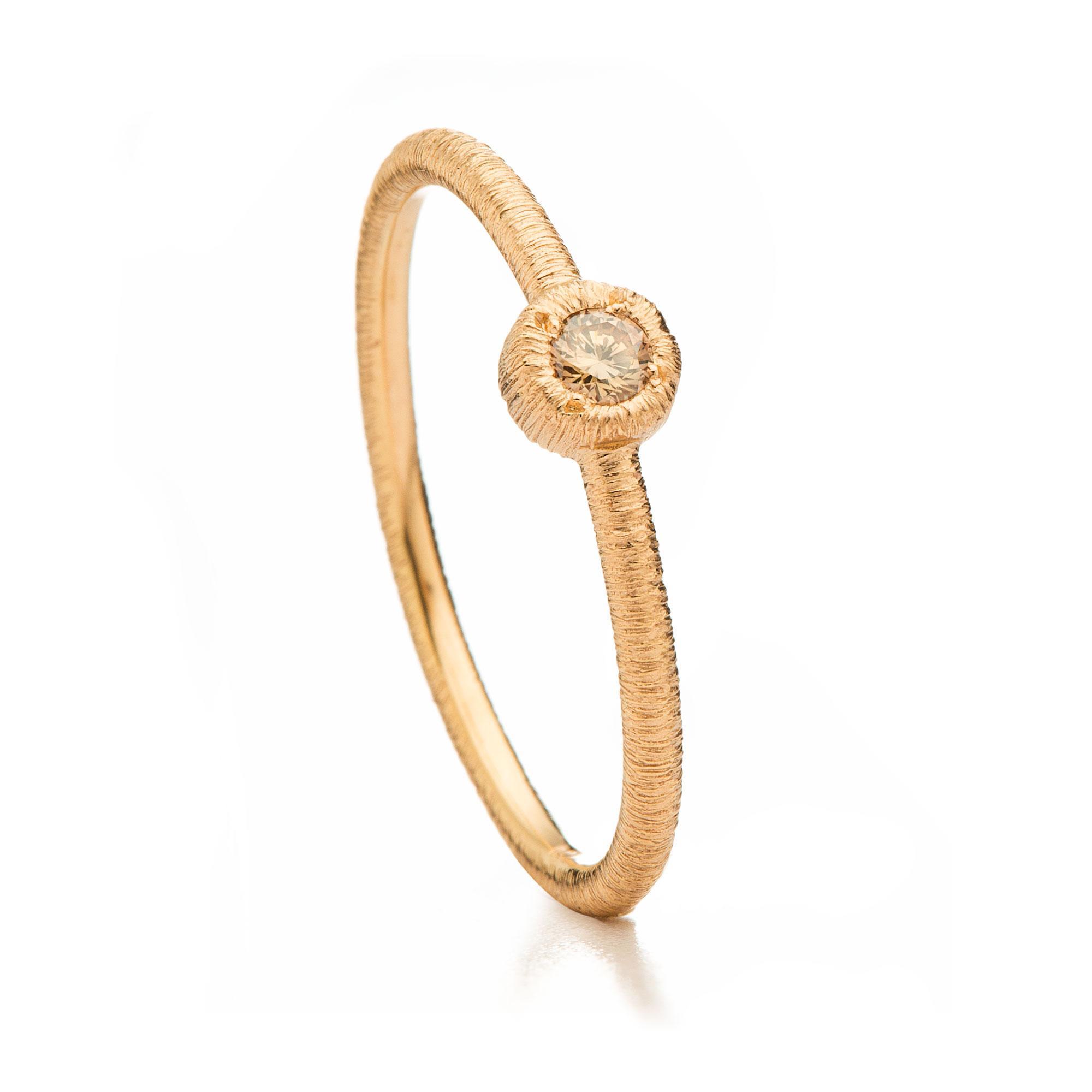 een 18 krt roségouden ring van Brigitte Adolph model Iris solitair met een diamant briljant geslepen champagne kleur 0.05 crt.