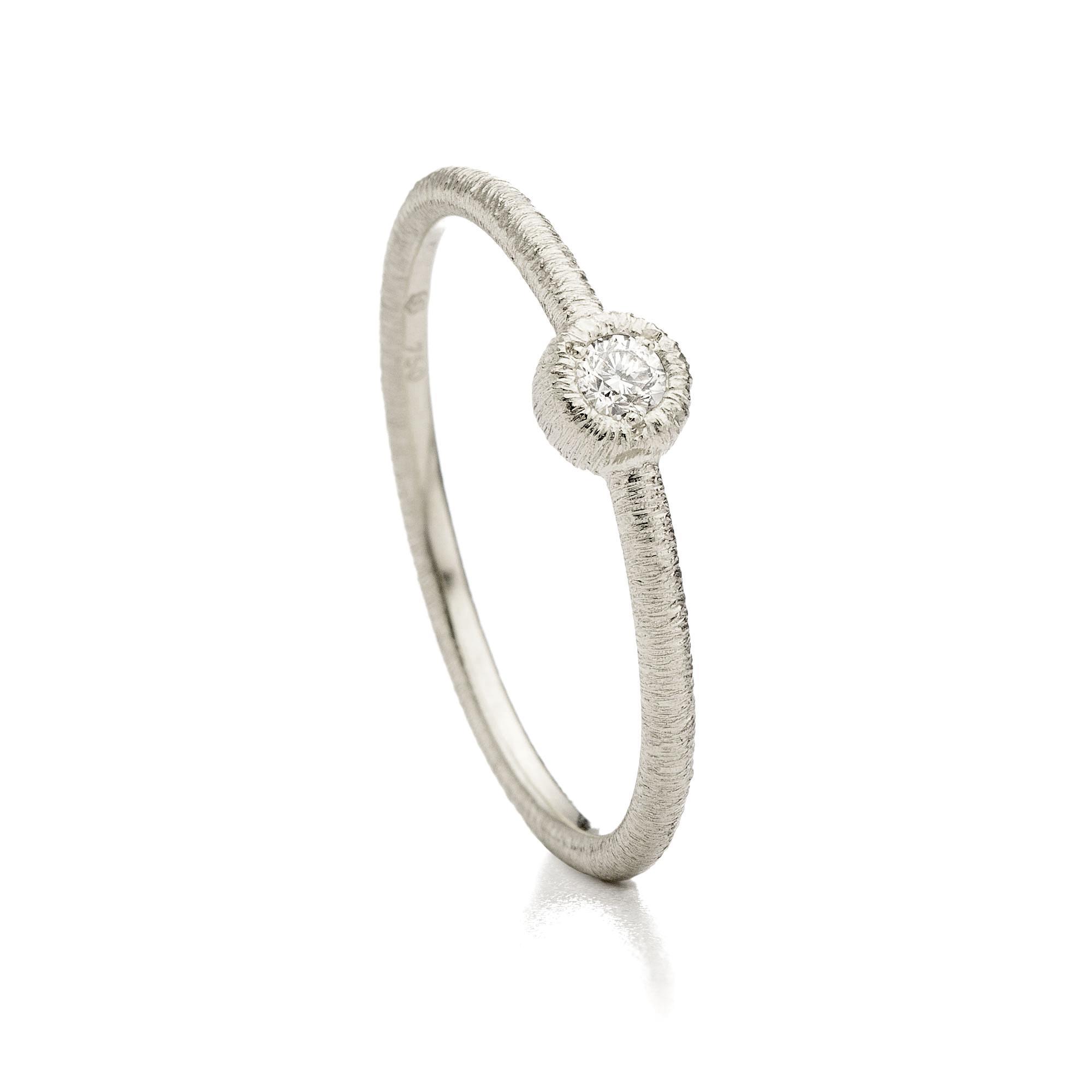 een 18 krt witgouden ring van Brigitte Adolph model Iris solitair met een diamant briljant geslepen 0.05 crt SI G.