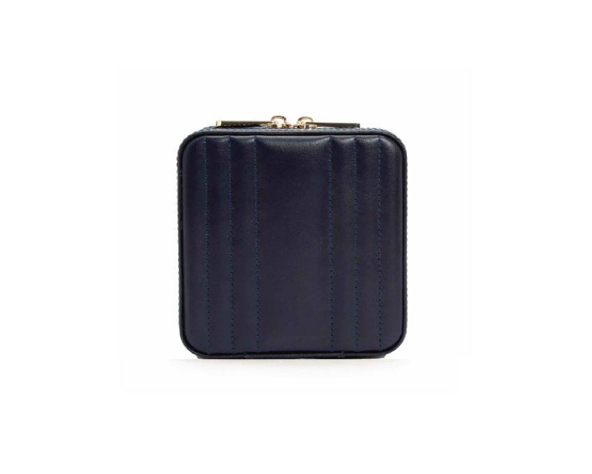 De Maria Small Zip Case 766217 is een handige accessoire om al je essentiële spullen georganiseerd te houden. Het heeft een compact formaat met een ritssluiting voor veilige opslag. De case is gemaakt van hoogwaardig materiaal en heeft een stijlvol ontwerp.