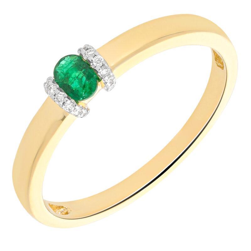 Een 14 Krt geelgouden ring met 16 diamant stenen briljant geslepen totaal 0.04 crt H SI en met een Smaragd steen  0.13 crt.