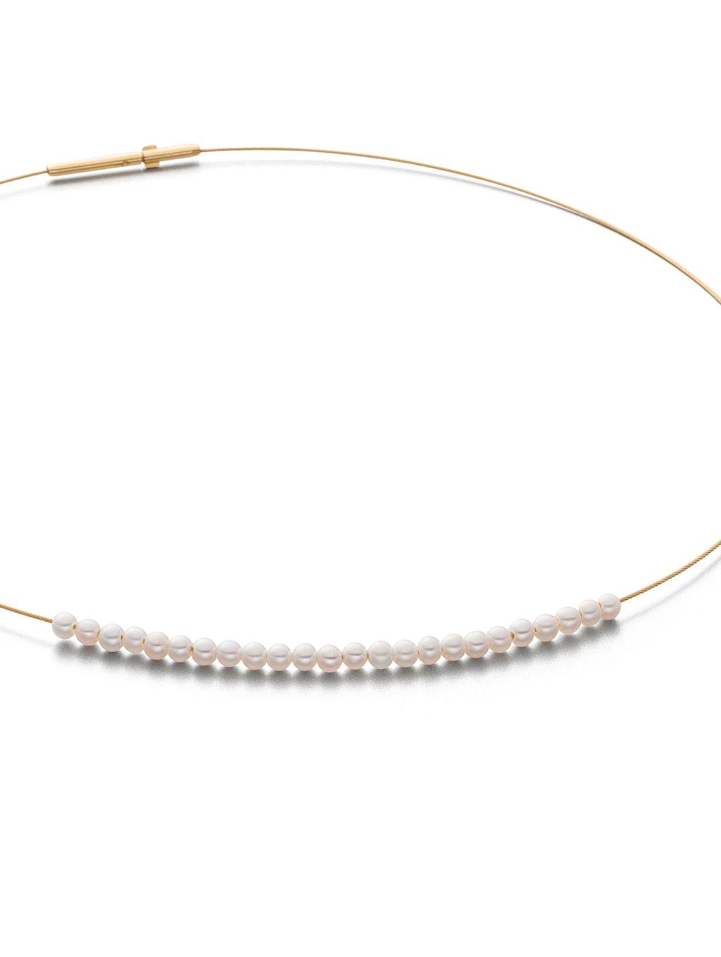Een staal verguld collier Eva Strepp model Pin met zoetwater parels.