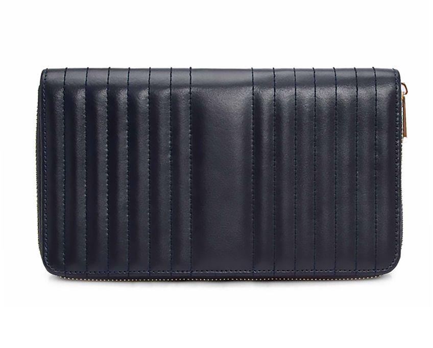 De Maria Jewelry Portfolio 766417 is een luxe accessoire dat perfect is voor het opbergen van al je favoriete sieraden. Met verschillende vakken en compartimenten kun je gemakkelijk al je ringen, oorbellen, kettingen en armbanden georganiseerd houden. Het elegante ontwerp en de hoogwaardige afwerking maken dit sieradendoosje een mooie aanvulling op je dressingtafel of kaptafel.
