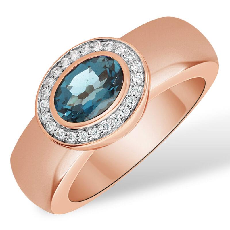 een 14 krt rose gouden ring met een ovale London Blue Topaas 1.05 crt.
daaromheen 24 diamantjes briljant geslepen totaal 0.09 crt G SI.