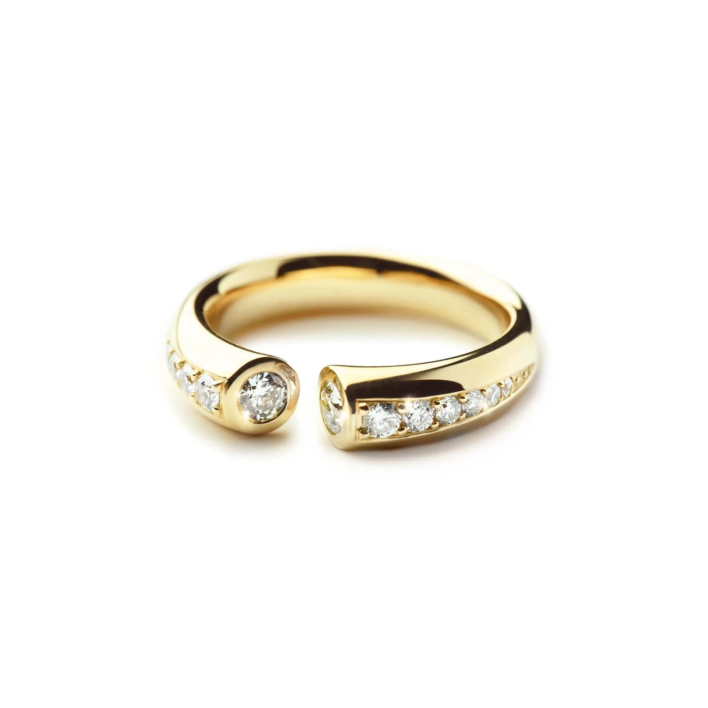 Een 18 krt geelgouden ring van Charlotte model Dialog met 2 diamanten briljant geslepen  totaal 0.25 crt en 12 diamantjes briljant geslepen totaal 0.28 crt TWSI.