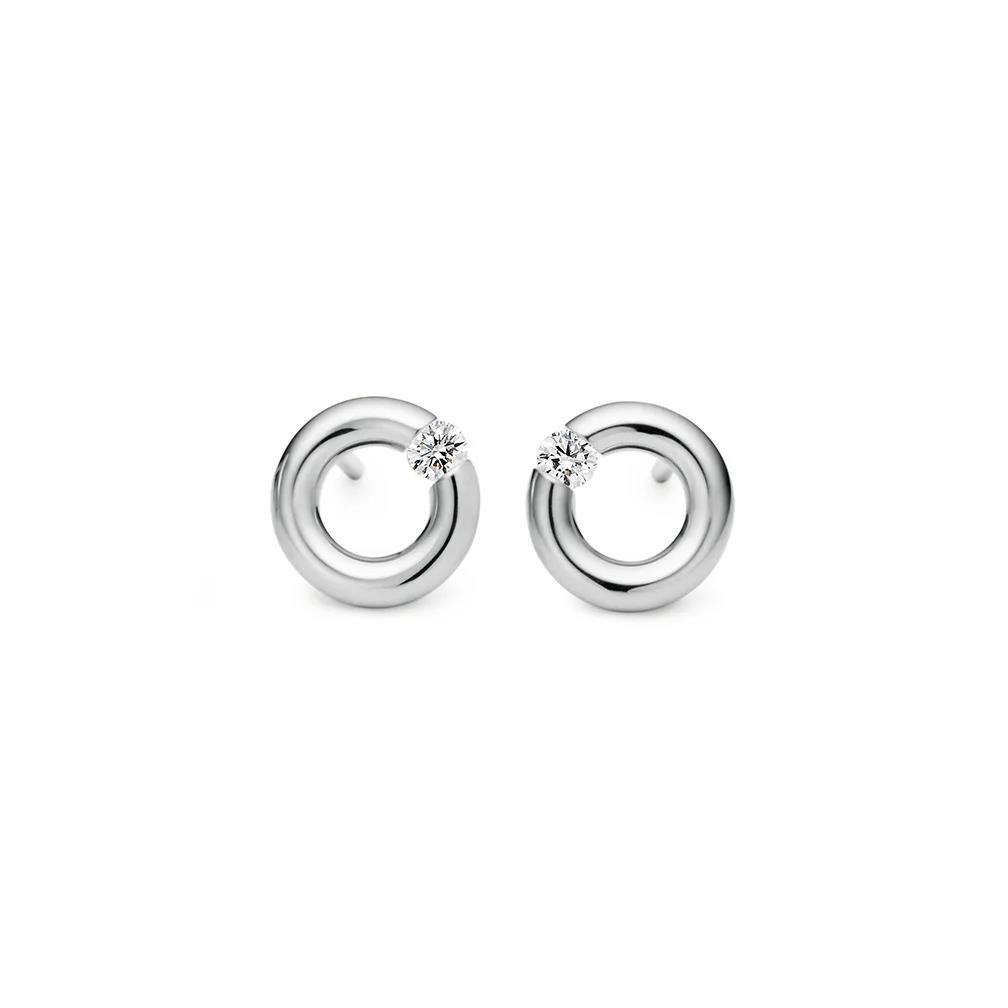 Een paar platina oorstekers van Niessing model spanring 8mm, waarin per oorsteker een diamantje briljant geslepen totaal 0.10 crt VS1 TW