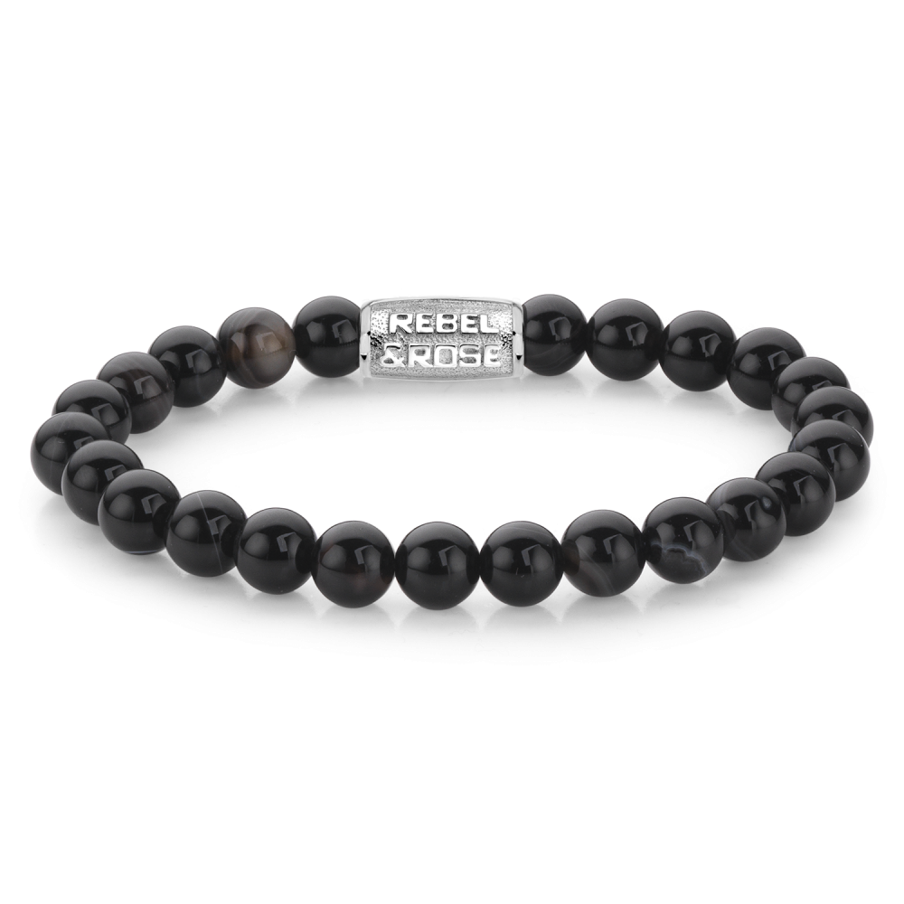 Edelstenen bead armband, handgemaakt van glanzende 8mm zwarte Onyx stenen met een zilverkleurige sluiting. Het Rebel & Rose sieraad is makkelijk te combineren met andere zilveren, leren of kralenarmbanden.