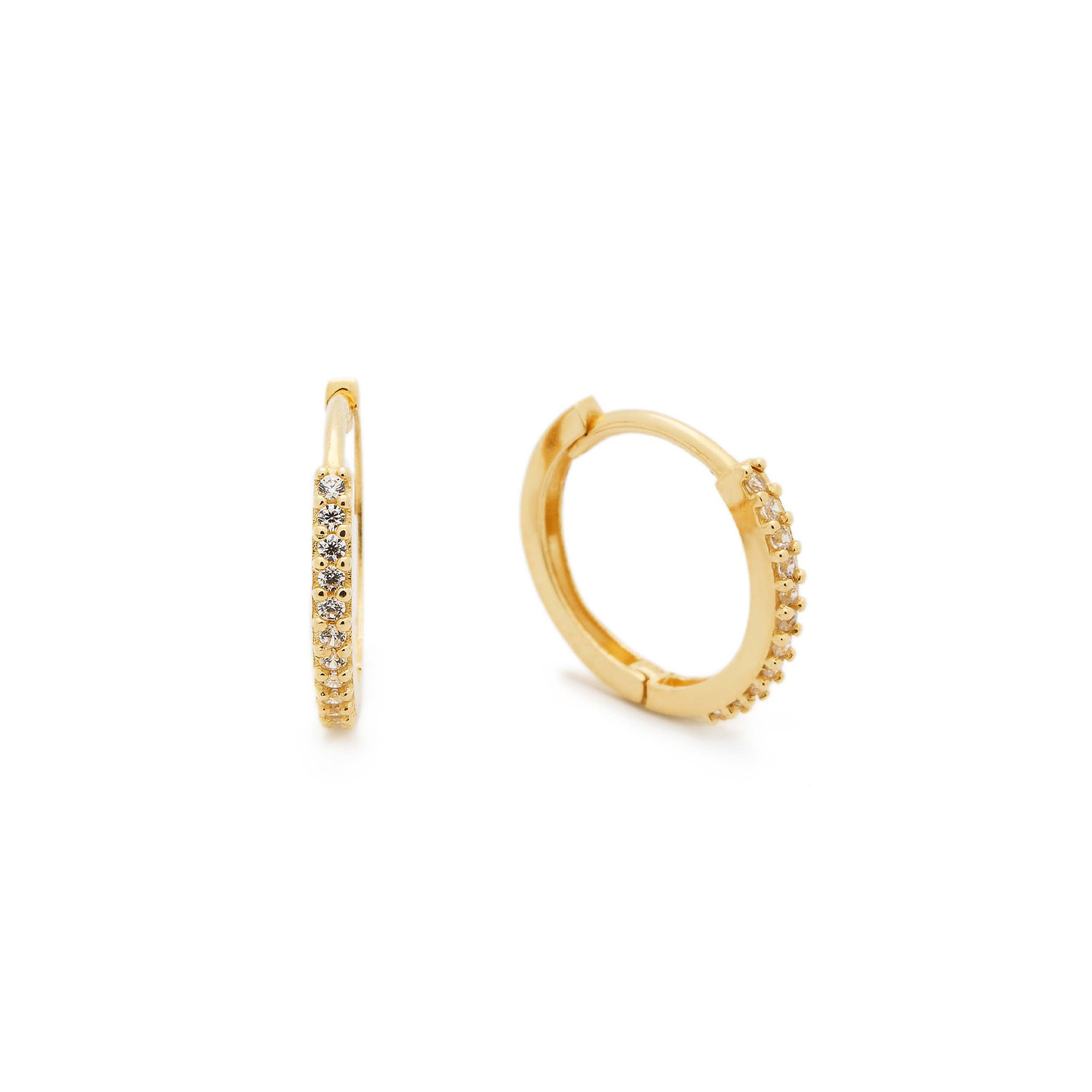 Moderne 14 karaat geelgouden klapoorringen van Glow. Draag deze oorbellen met zirkoniaâs bijvoorbeeld bij een mooie jurk, je kantooroutfit of gewoon bij een casual look. De oorbellen van 8mm lenen zich perfect om te combineren met een boloorknopje of solitaire oorstekers. 

GLOW
Benadruk jouw stijl met de verfijnde sieraden van GLOW en laat je inspireren door de uitgebreide collectie 14 karaats gouden sieraden van de hoogste Europese kwaliteit. Ontworpen om elke dag te dragen. Naast tijdloze ontwerpen bestaat de collectie ook uit hippe sieraden; zoals minimalistische gouden kettingen en grafische oorknopjes. Wil je een beetje extra stralen? Kies dan voor flonkerende zirkonia of ga voor luxe met onze geraffineerde diamanten sieraden.
  
  Specificaties
  - 207.0148.08
  - Oorringen
  - 14 karaat geelgoud
  - 8mm
