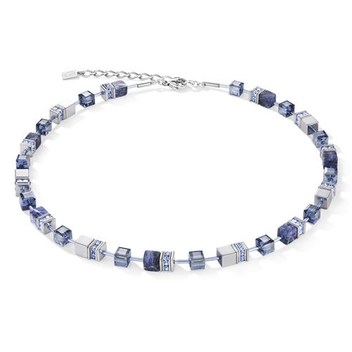Een prachtige ketting van Coeur de Lion met een bijzondere kleurencombinatie. De kleuren blauw en grijs zorgen voor een mooi effect. In de ketting zijn donkerblauwe hematiet steentjes verwerkt. De lichtblauwe Swarovski kristallen maken de ketting helemaal af! De ketting heeft een lengte van 42 cm en een extensie van 6 cm. Zo kan de ketting op diverse lengtes gedragen worden. De ketting is uitgevoerd met een stevige karabijnsluiting.

De ketting is afkomstig uit de Geocube collectie. Coeur de Lion staat bekend om hun geometrische vormen, bijzondere kleurencombinaties en perfecte kwaliteit. Deze ketting is dan ook een favoriet uit de collectie! Alle sieraden van Coeur de Lion worden met de Duitse hand gemaakt.