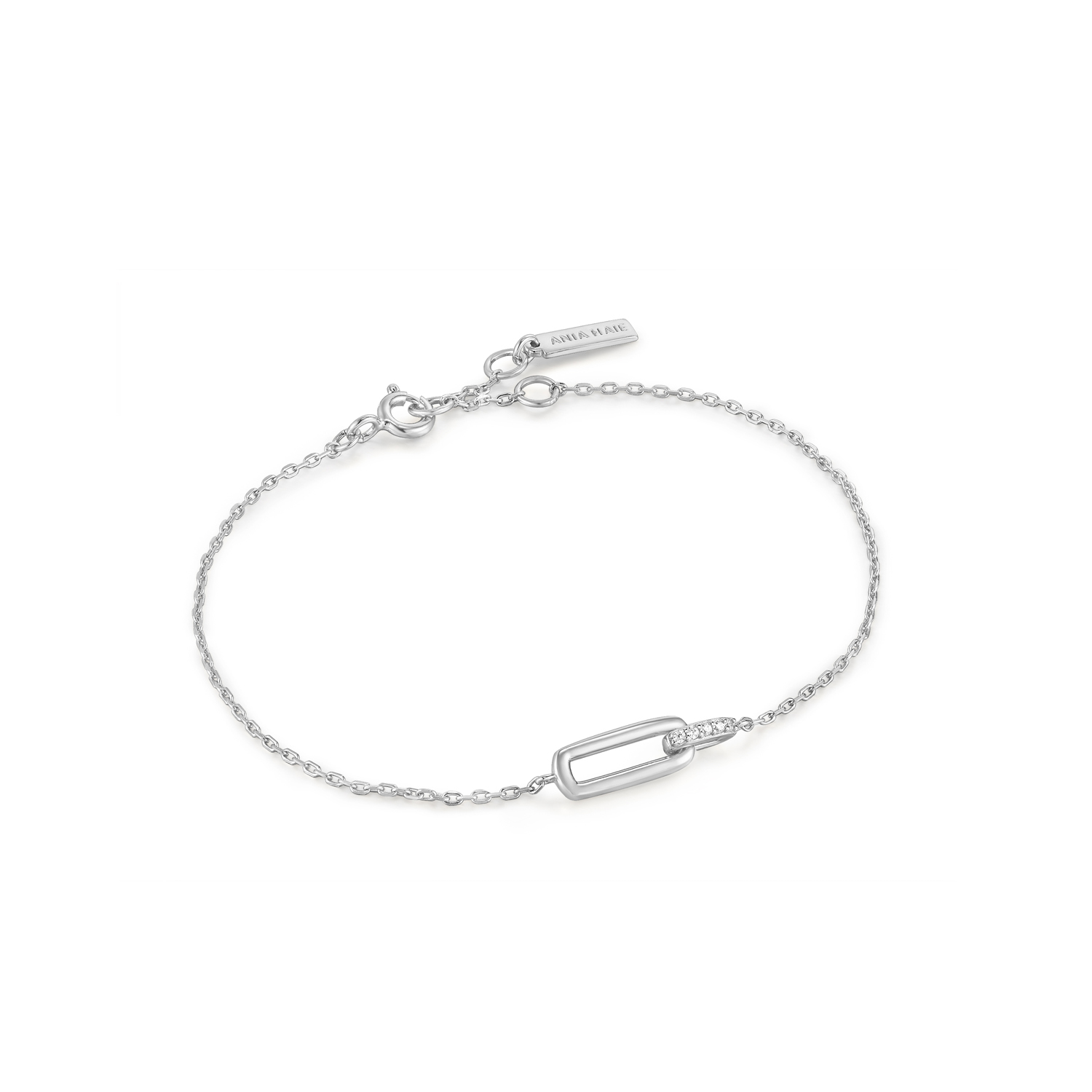 Glam Interlock Bracelet
Voeg wat trendy details toe aan je polsen met deze eenvoudige maar tijdloze armband van Ania Haie. Het prachtige schakeldetail met sprankelende zirkonia stenen, maakt deze armband perfect om je look minimaal te houden of te stapelen met je favoriete armbanden.

HET MERK
Ge&iuml;nspireerd door de laatste fashion trends is Ania Haie het toonaangevende sieradenmerk voor hoogkwalitatieve maar ook betaalbare zilveren sieraden, zonder op de kwaliteit in te leveren. Iedere collectie is gebaseerd op de laatste catwalktrends, waardoor Ania Haie snel tot h&eacute;t sieradenmerk voor stijlbewuste consumenten is verkozen. Elk sieraad wordt ontworpen om te combineren met andere sieraden waardoor je je eigen look kunt cre&euml;ren. Maar ook zijn Ania Haie sieraden opvallend genoeg om op zichzelf te dragen. Sieraden uit de Ania Haie collectie zijn altijd gemaakt van 925 zilver met een finish van rhodium of van 14kt goud.

SPECIFICATIES
- Glam Interlock Bracelet
- Armband
- 925 zilver gerodineerd
- Lengte verstelbaar: 16,5 - 18,5cm
- AH B037-01H