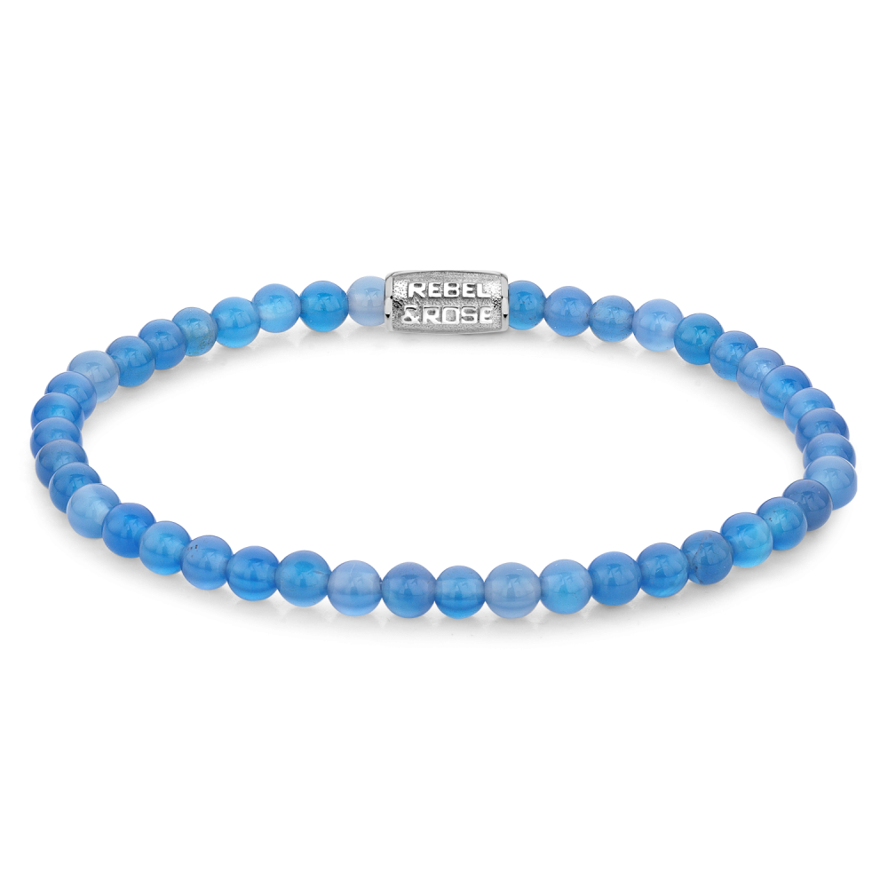 Bead armband, handgemaakt van 4mm Blauwe Agaat natuurstenen met een zilverkleurige sluiting. Het Rebel & Rose sieraad is makkelijk te combineren met andere zilveren en kralenarmbanden.