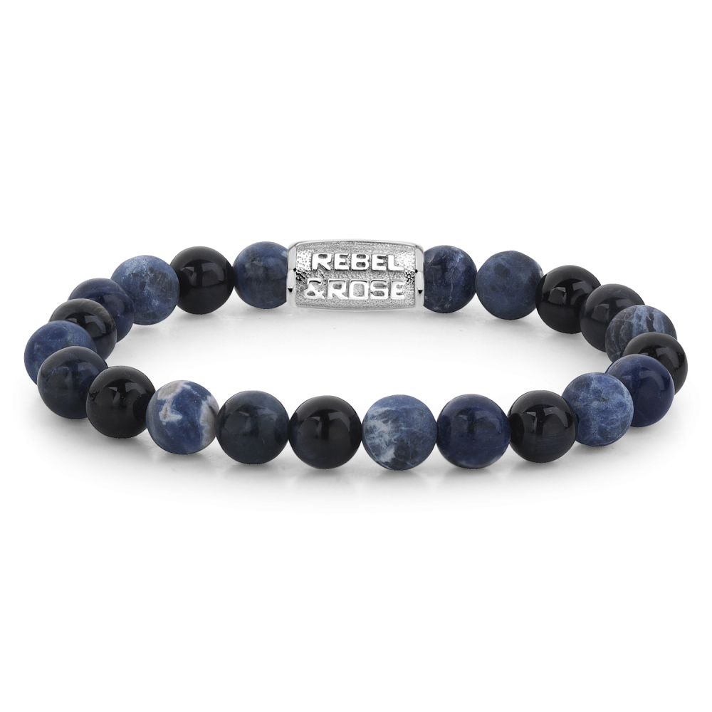 Bead armband, handgemaakt van 8mm blauwe Sodaliet en blauwe Tijgeroog stenen met een zilverkleurige sluiting. Het Rebel & Rose sieraad is makkelijk te combineren met andere zilveren, leren of kralenarmbanden.

