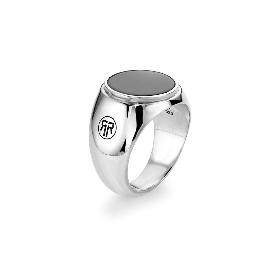 Deze ring is van het merk Rebel & Rose. Het is een herensieraad. De ring is zwart van kleur.