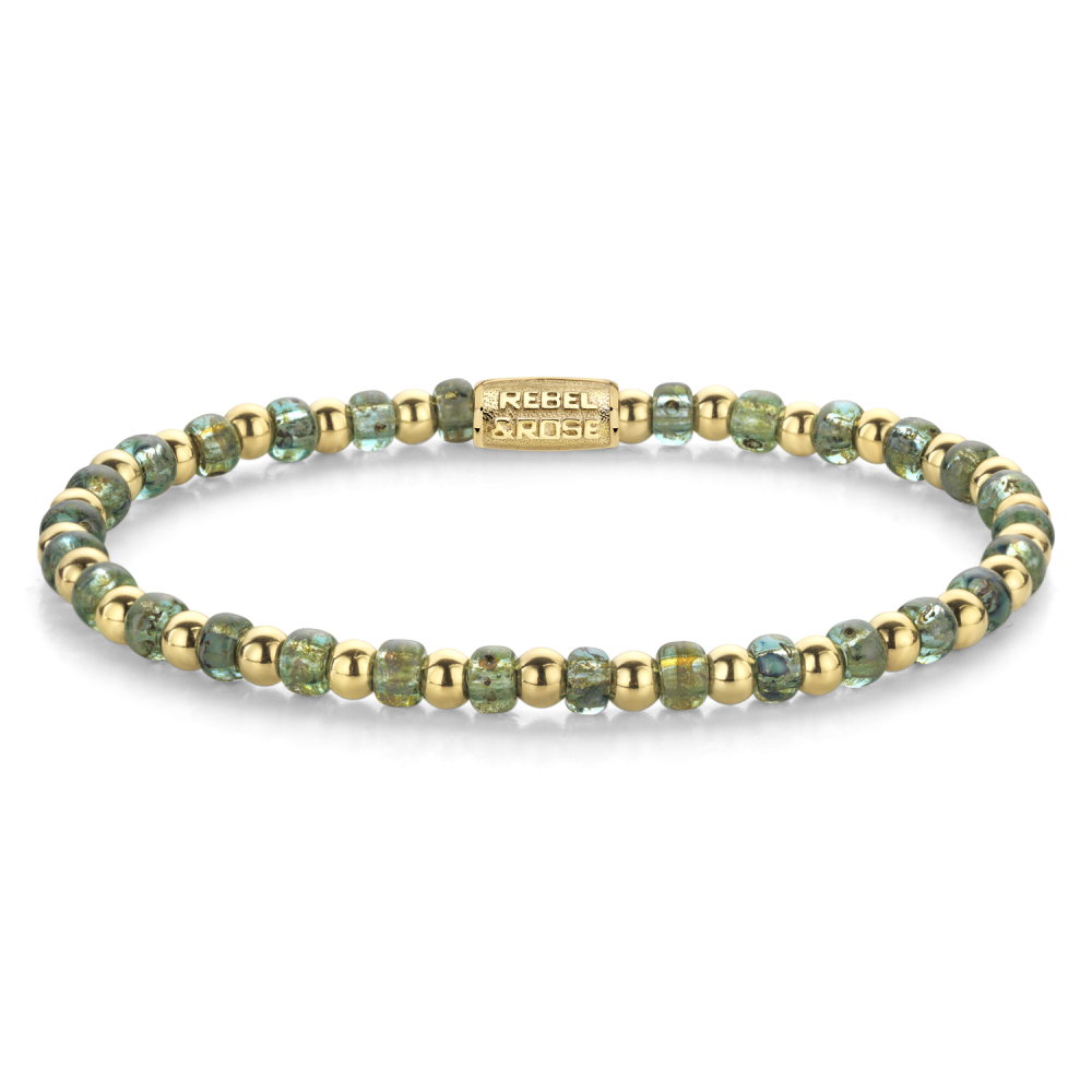 Bead armband, handgemaakt van 4mm kralen van glas (Glass Rocks), en 4mm 18 karaat goud ion-plated edelstalen stenen. De sluiting is van 18 karaat goud ion-plated edelstaal. Onze ‘Rocks’ staan bekend om hun superieure kwaliteit, uniformiteit in afmetingen en bijzondere kleurschakeringen. Omdat de kleuren in het glas zijn gemengd, blijven ze extra lang mooi. De asymmetrisch geplaatste rijgopening in de kralen, zorgt voor een speels en gevarieerd en effect op de pols.