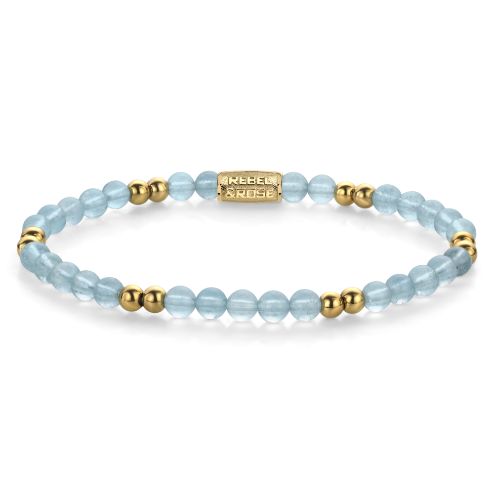 Bead armband die bestaat uit 4mm Aquamarijn stenen, en 4mm 18 karaat goud ion-plated edelstalen stenen. De sluiting is gemaakt van 18 karaat goud ion-plated edelstaal. Het Rebel & Rose sieraad is handgemaakt en makkelijk te combineren met onze andere kralenarmbanden.