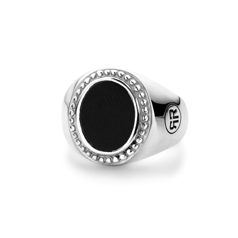 Deze ring is van het merk Rebel & Rose. Het is een damessieraad. De ring is zwart van kleur.