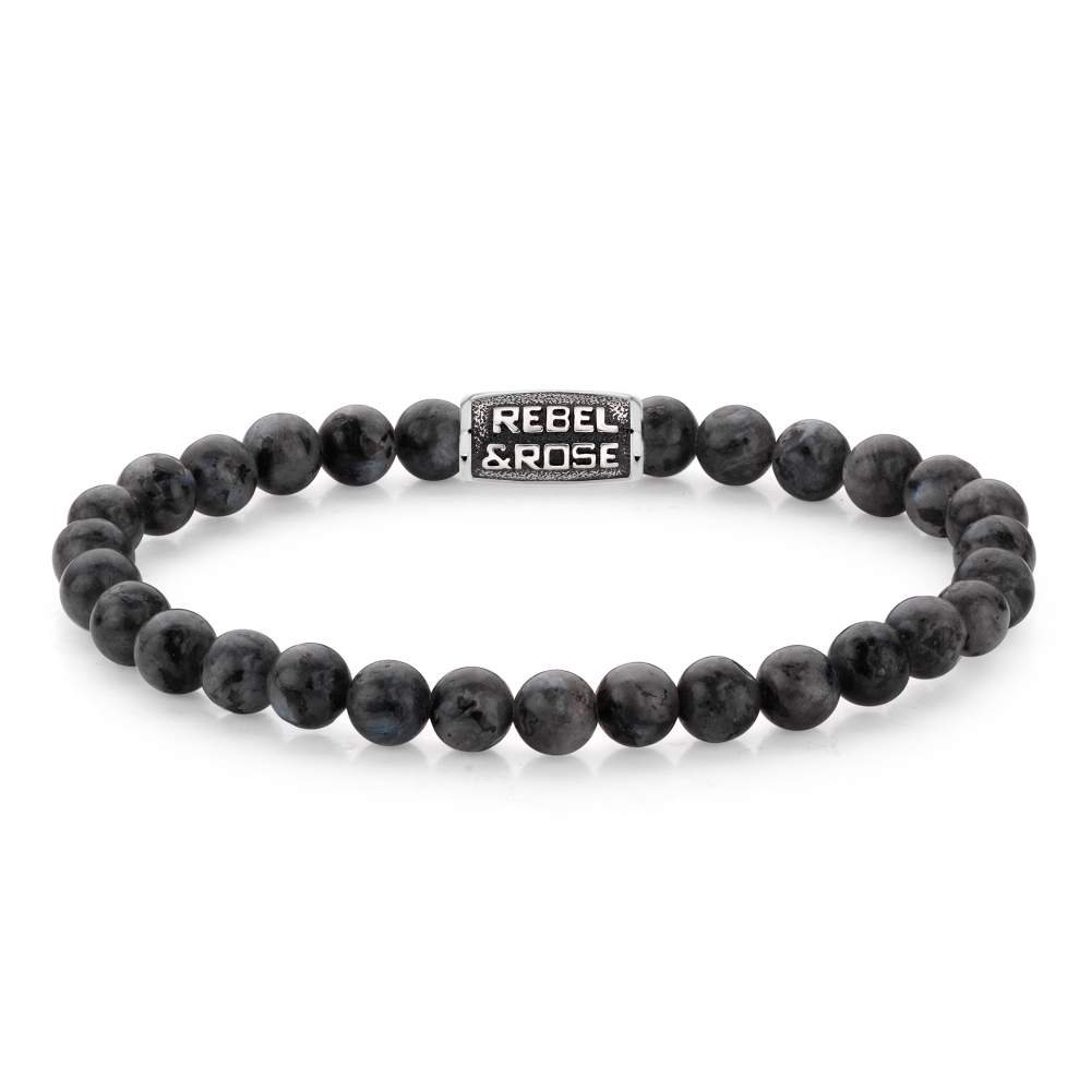 Natuurstenen armband van het merk Rebel & Rose. De armband heeft een hoogwaardige elastische stretch koord, 6mm grijze Larvikite natuurstenen beads en RVS slotje