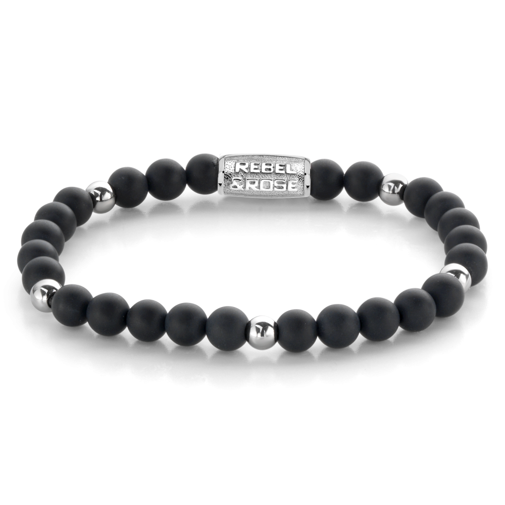 Deze armband is van het merk Rebel & Rose. Het is een damessieraad. De armband is zilver van kleur.