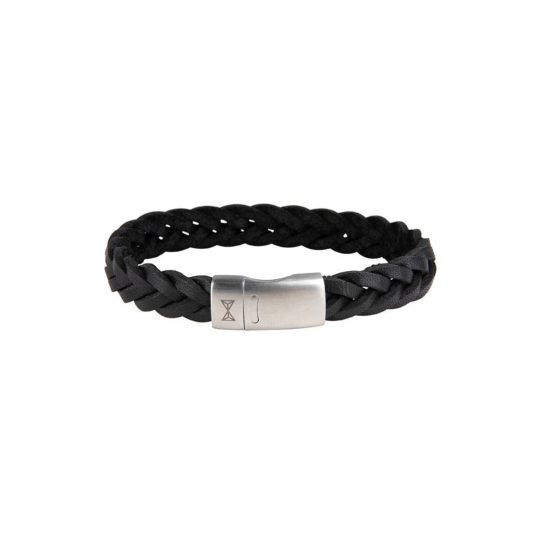Deze leren armband kenmerkt zich door zijn stoere gevlochten patroon/golf. Gemaakt van hoogwaardig zwart leer en een geborsteld stalen slot. Ook verkrijgbaar in bruin. Deze armband heeft een tijdloos design, waardoor hij makkelijk te combineren is met welke look je ook kiest.