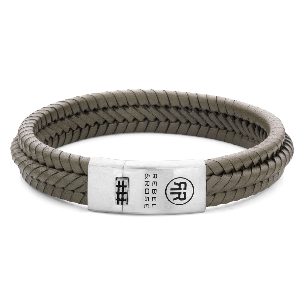 De Twisted 925 Camo armband van Rebel and Rose is een handgemaakte armband van ruim 11 mm breed en met volledig zilveren sluiting. Het leer is met veel zorg en vakmanschap gelooid door de ambachtslieden van Rebel and Rose. Prachtig rundleer dat mooier en soepeler wordt naarmate je het langer draagt. Ze doen het perfect in combinatie met onze Sterling Zilveren armbanden, ringen en kralen armbanden. Het leer moet worden ‘ingedragen’ dus mag in het begin iets strakker zitten dan je zou willen.