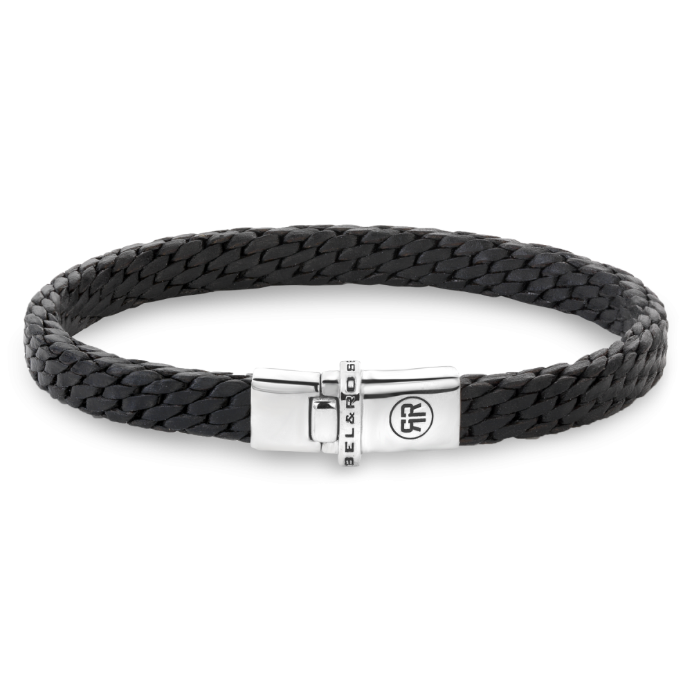 De Mastery Collection - Woven Small Black is 7 mm breed en de sluiting is gemaakt van 925 Sterling Silver. Deze armband maakt deel uit van de Mastery Collection: dit zijn handgemaakte, exclusieve sieraden, die op een unieke en zeer arbeidsintensieve manier zijn gemaakt. De Mastery Collection van Rebel & Rose is een bijzondere serie handgemaakte armbanden van 8 gevlochten strengen van 1,5 mm breed. De kern van het vlechtwerk bestaat uit één leren koord. Het maken van deze armbanden is complex en zeer arbeidsintensief. Een geoefende vlechter kan er drie per dag maken. Na het vlechten worden de banden in water behandeld, geperst, gedroogd, weer nat gemaakt, gerold, geperst en vervolgens gewaxt en weer gedroogd. In totaal duurt de afwerking nog 3 dagen. Behalve in het regenseizoen, dan duurt het langer, want het leer moet buiten drogen. Het resultaat mag er echter zijn: een bijzonder exclusieve armband, die heel comfortabel en soepel is om te dragen.