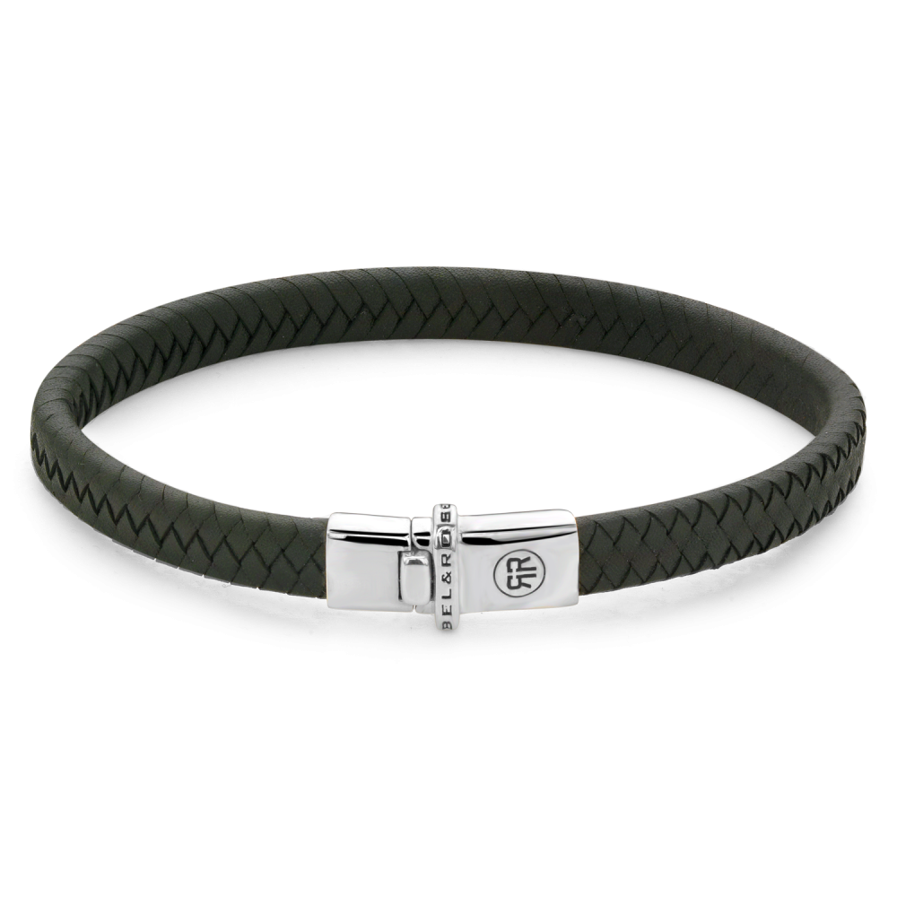 De Small Braided armband van Rebel and Rose is een handgemaakte armband met volledig zilveren sluiting. Het donkergroene leer is 7mm breed en met veel zorg en vakmanschap gelooid door de ambachtslieden van Rebel and Rose. Prachtig rundleer dat mooier en soepeler wordt naarmate je het langer draagt. Ze doen het perfect in combinatie met onze Sterling Zilveren armbanden, ringen en kralen armbanden.

Modelnaam	Small Braided Ranger
Modelnr.	RR-L0147-S
Collectie	Bracelets Leather Silver
Type sieraad	Armband
Kleur	Groen
Sluiting	Sterling Silver
Materiaal	Zilver
Steenkleur	Blauw
Afwerking	Polish
Breedte (mm)	7mm
Garantie	6 maanden