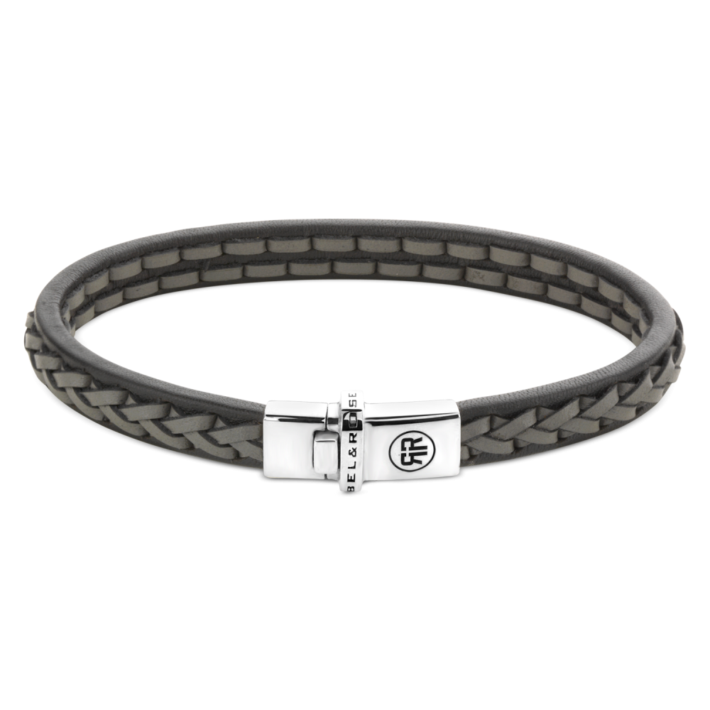 De Single Stranded armband van Rebel and Rose is een handgemaakte armband met volledig zilveren sluiting. Het zwarte leer is 7,5 mm breed en op de band is een patroon gehaakt van grijs leer. De binnenkant van de band is glad wat zorgt voor een perfect draagcomfort. Het leer is met veel zorg en vakmanschap gelooid door de ambachtslieden van Rebel and Rose. Prachtig rundleer dat mooier en soepeler wordt naarmate je het langer draagt. Ze doen het perfect in combinatie met Sterling Zilveren armbanden, ringen en kralen armbanden. 