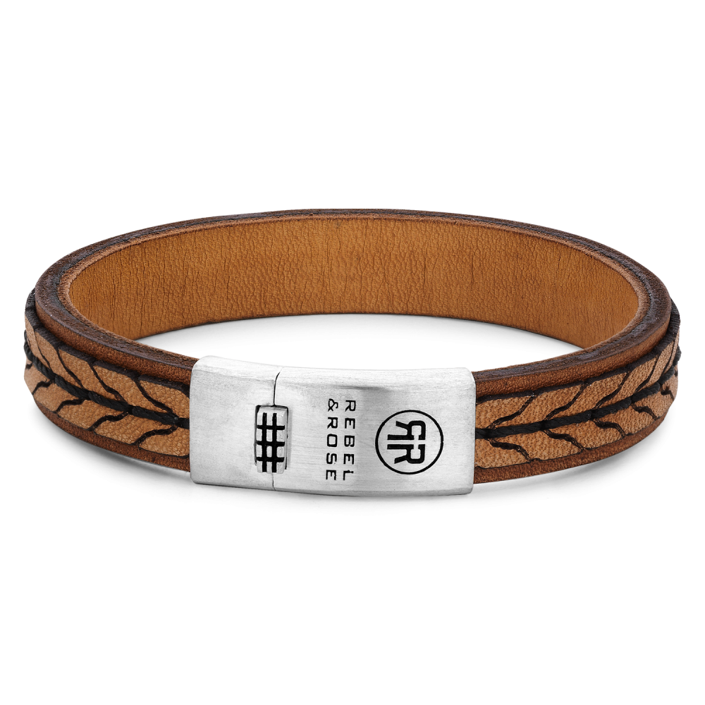 Deze armband is van het merk Rebel & Rose. Het is een herensieraad. De armband is bruin van kleur.