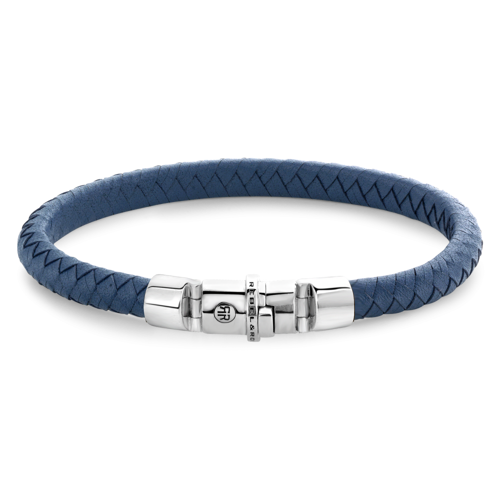 Deze armband is van het merk Rebel & Rose. Het is een herensieraad. De armband is blauw van kleur.