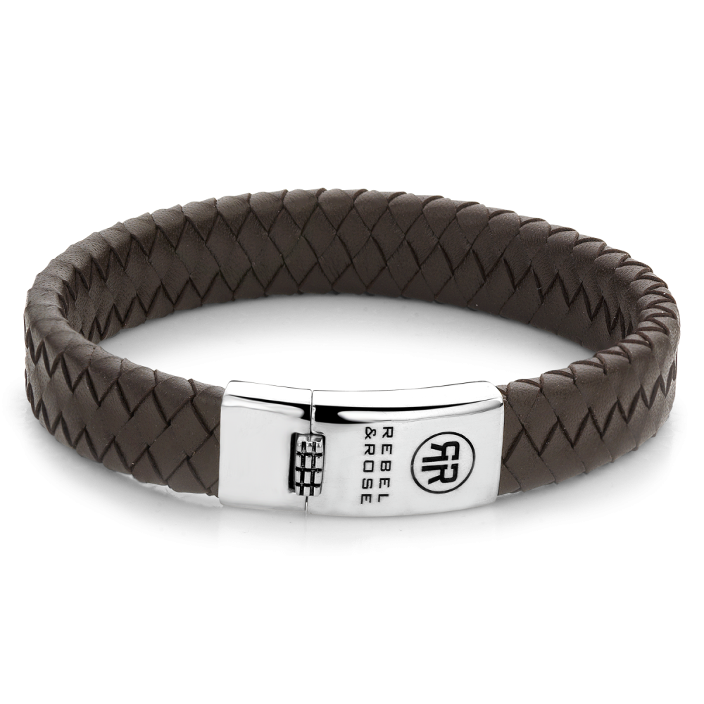Deze armband is van het merk Rebel&Rose. Het is een herensieraad gemaakt van zilver.De armband is bruin van kleur.

De specificaties van de armband zijn verder als volgt:
Steensoort: n/a
Gewicht: 19
Maat (mm): 175
Breedte (mm): 15