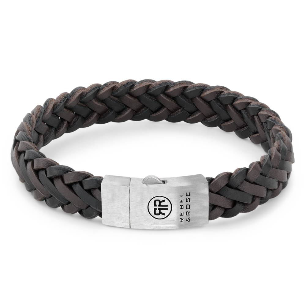 De Braided Raw Matt armband van Rebel and Rose is een handgemaakte armband met volledig zilveren sluiting. Het 13 mm brede leer is bruin en zwart en met veel zorg en vakmanschap gelooid door de ambachtslieden van Rebel and Rose. Prachtig rundleer dat mooier en soepeler wordt naarmate je het langer draagt. Ze doen het perfect in combinatie met onze Sterling Zilveren armbanden, ringen en kralen armbanden. Het leer moet worden ‘ingedragen’ dus mag in het begin iets strakker zitten dan je zou willen.