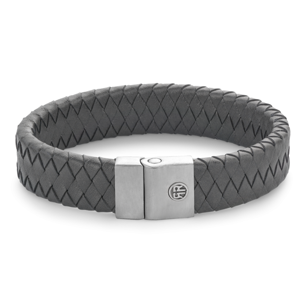 Deze Full Metal Premium armband van Rebel and Rose is een leren armband van 15 mm breed met een sluiting van edelstaal. Het R&R logo is in 3D op de sluiting aangebracht. De unieke (PSR*) sluiting bestaat uit twee delen die perfect in elkaar vallen, zonder dat daar hulpmiddelen als magneten voor nodig zijn. Het leer is met veel zorg en vakmanschap handmatig gelooid en gevlochten door de ambachtslieden van Rebel and Rose. Meet je polsomtrek op en kijk in de maattabel voor de juiste keuze. De armbanden combineren goed met onze kralenarmbanden. (*PSR = Push-Slide- Release)