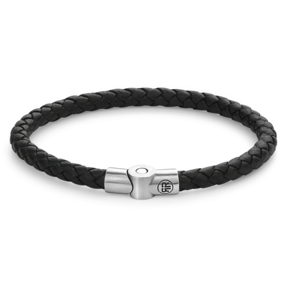 De Full Metal armband van Rebel and Rose is een ronde gevlochten leren armband van 5 mm breed met een sluiting van edelstaal. De unieke (PSR*) sluiting bestaat uit twee delen die perfect in elkaar vallen, zonder dat daar hulpmiddelen als magneten voor nodig zijn.