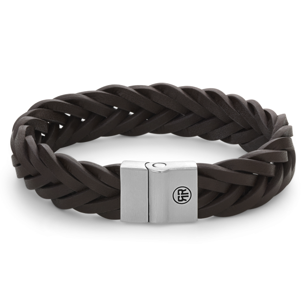 De Full Metal armband van Rebel and Rose is een leren armband van 15 mm breed met een sluiting van edelstaal. De unieke (PSR*) sluiting bestaat uit twee delen die perfect in elkaar vallen, zonder dat daar hulpmiddelen als magneten voor nodig zijn. Het leer wordt soepeler naarmate je het langer draagt (net als bij schoenen). Dus in het begin mag het iets strakker zitten dan je zou willen. De armbanden combineren goed met onze kralenarmbanden. (*PSR = Push-Slide- Release)