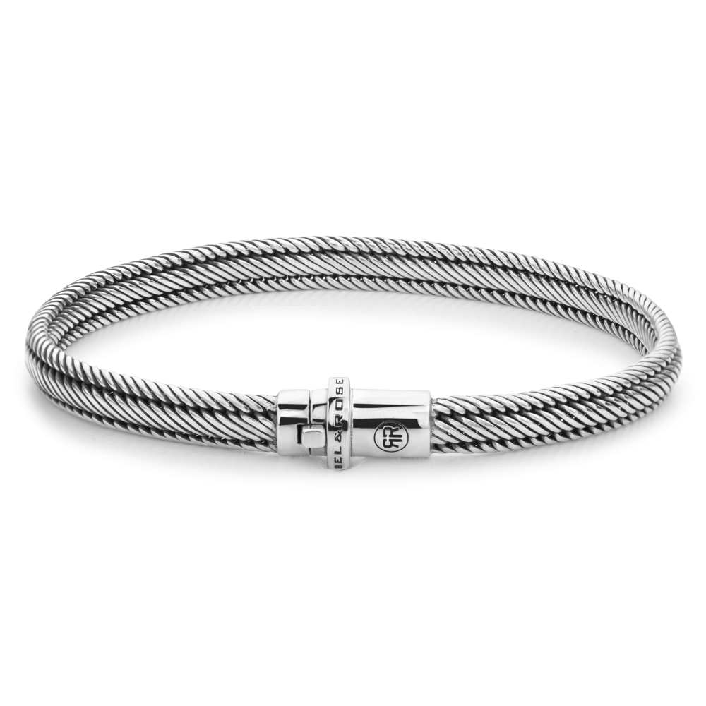 De Demeter Small armband van Rebel and Rose is een handgemaakt en met de hand gevlochten sieraad van 925 sterling zilver. Deze stevige armband is geschikt voor mannen en vrouwen. De sluiting is fraai, en het vlechtwerk van de band is heel gedetailleerd. Het sieraad is mooi te combineren met onze leren armbanden, maar ook met onze kralen armbanden van edelsteen. De Demeter Small is 4 mm breed.