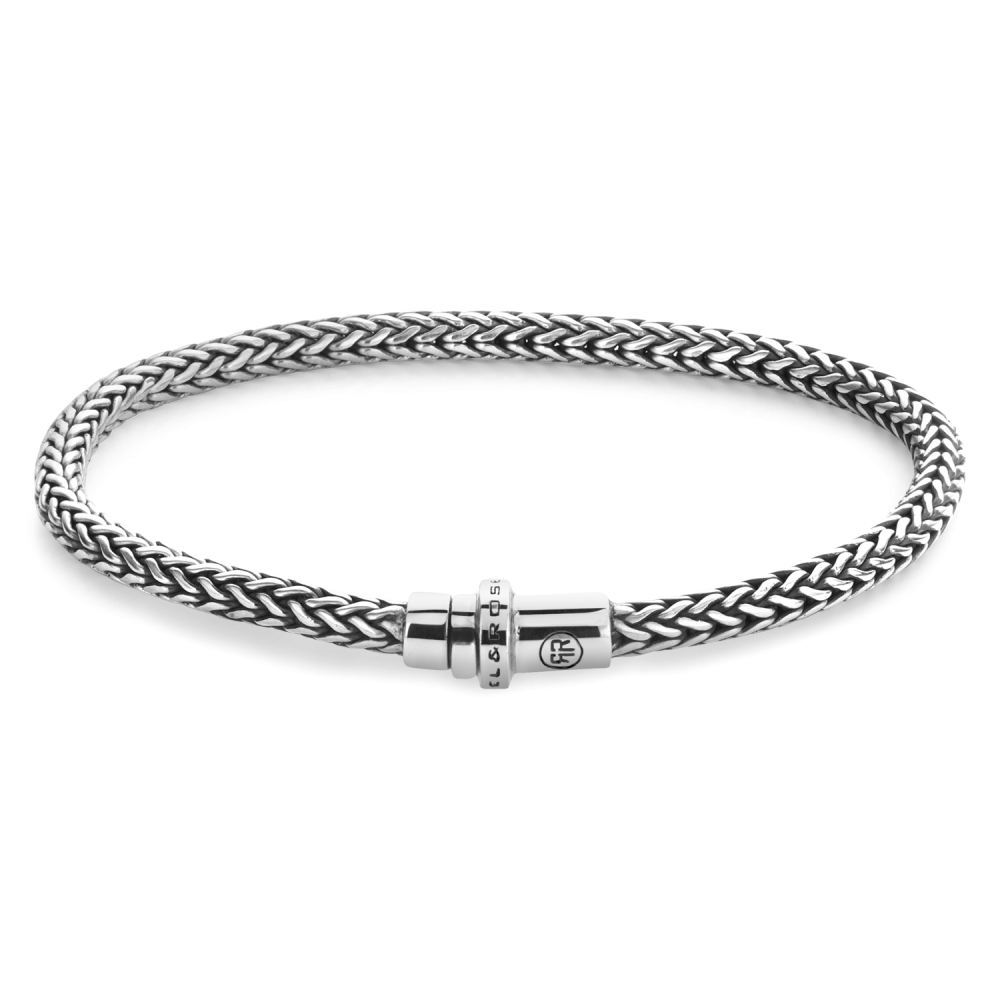 De Artemis armband van Rebel and Rose is handgemaakt en (heel fijn) met de hand gevlochten van 925 sterling zilver. Deze zilveren armband is in zes maten verkrijgbaar en geschikt voor mannen en vrouwen. De sluiting volgt de vorm van de band. Het sieraad laat zich mooi combineren met andere zilveren armbanden, maar zeker ook met onze kralen armbanden van edelsteen. De Artemis is 4 mm breed.