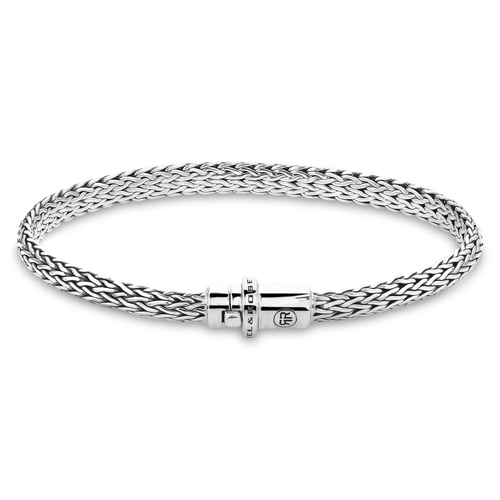 De Iris Small armband van Rebel and Rose is een handgemaakt en met de hand gevlochten sieraad van 925 sterling zilver. Deze zilveren armband in 5,8 mm breed is maar liefst in 6 maten verkrijgbaar en geschikt voor mannen en vrouwen. Het sieraad laat zich uitstekend combineren met onze andere zilveren armbanden, onze leren armbanden, maar zeker ook met onze kralen armbanden van edelsteen. Er is ook een grotere variant in onze collectie: de Iris.