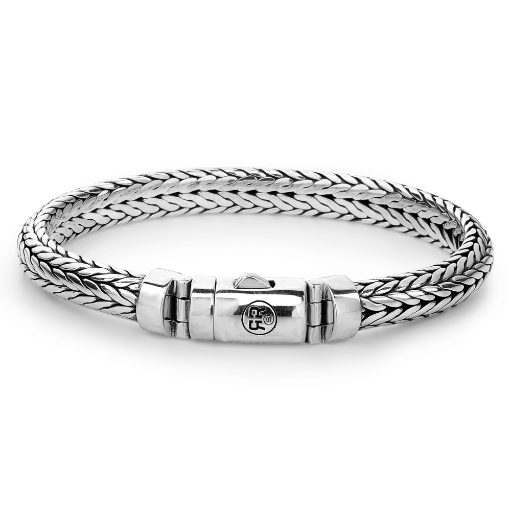 De Iris armband van Rebel and Rose is een handgemaakt en met de hand gevlochten sieraad van 925 sterling zilver. Deze zilveren armband van 6,5 mm breed is maar liefst in 6 maten verkrijgbaar en geschikt voor mannen en vrouwen. Het sieraad laat zich uitstekend combineren met onze andere zilveren armbanden, onze leren armbanden, maar zeker ook met onze kralen armbanden van edelsteen.